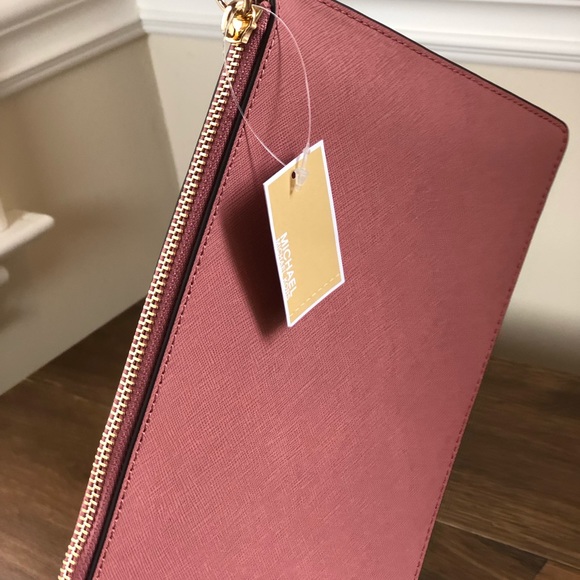 NWT Michael Kors large perforated wristlet - Picture 4 of 8